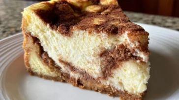 Cinnamon Roll Cheesecake
